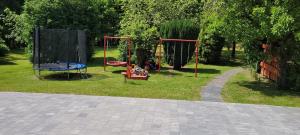 Plac zabaw dla dzieci w obiekcie Apartament Zacisze