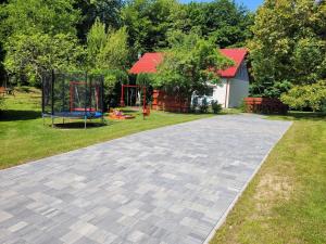 Plac zabaw dla dzieci w obiekcie Apartament Zacisze