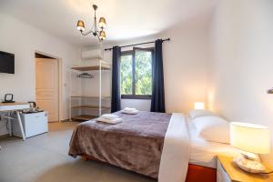 Ένα ή περισσότερα κρεβάτια σε δωμάτιο στο Stone Palace Hotel Near Athen's Airport Free Shuttle From and to Athen's Airport +105 φωτογραφίες