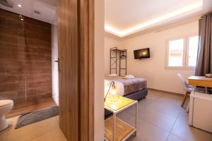 Koupelna v ubytování Stone Palace Hotel Near Athen's Airport Free Shuttle From and to Athen's Airport