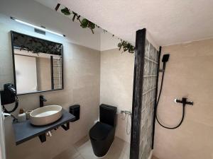 Amelia Seaview Apartments & Studios的一间浴室