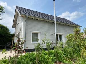 モンシャウにあるSchwedenhaus Fridhem Hügelglück mit Weitblickの白屋根