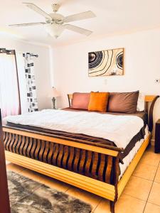 Ένα ή περισσότερα κρεβάτια σε δωμάτιο στο Luxury Waterfront Villa Jamaica