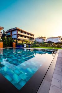 Bazén v ubytování MAVİ MARİN BOUTIQUE HOTEL nebo v jeho okolí