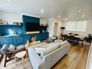 Posezení v ubytování THE SCHOOL HOUSE, DUNDEE- 3 bed bungalow TV's in all rooms, 2 double rooms and one queen size where the bed can be split into 2 twin beds, 2 bathrooms, fully equipped kitchen, FREE off street parking, WiFi, long stay rates available with HONEYCOMB HOSTS