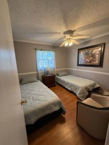 Un dormitorio con dos camas y un ventilador de techo. en Apartment 4 people 2 bedroom Apartamento 4 personas 2 habitaciones, en Margate