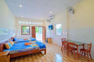 une chambre avec un lit, une table et des chaises dans l'établissement Seahorse Bay Phú Quốc, à Duong Dong 12 autres photos