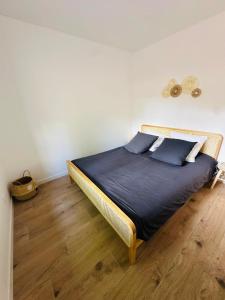 Ένα ή περισσότερα κρεβάτια σε δωμάτιο στο La maison dans la prairie fleurie, gîte coquelicot