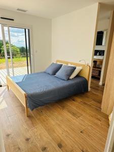 Ένα ή περισσότερα κρεβάτια σε δωμάτιο στο La maison dans la prairie fleurie, gîte coquelicot