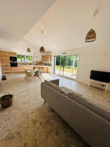 Μια τηλεόραση ή/και κέντρο ψυχαγωγίας στο La maison dans la prairie fleurie, gîte coquelicot