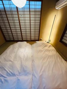 Kawagoe Inn Tokine 時の鐘まで徒歩3分 敷地内駐車場 お子様用プレイルーム客房内的一张或多张床位