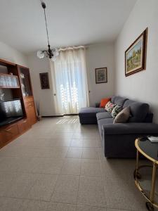 a living room with a couch and a television at Lemon Garden Home in Rome