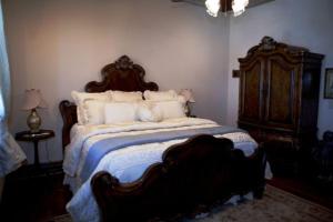 une chambre avec un grand lit avec une tête de lit en bois dans l'établissement JR's Chophouse B&B, à Jacksboro