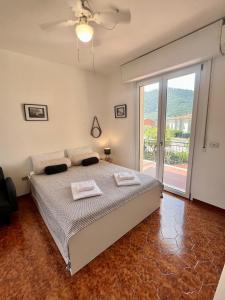 Кровать или кровати в номере Welcome Traveller Laurence Garden Apartments