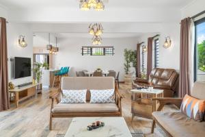 TV a/nebo společenská místnost v ubytování Villa RNJ, familiale et luxueuse