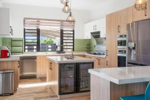 Kuchyň nebo kuchyňský kout v ubytování Villa RNJ, familiale et luxueuse