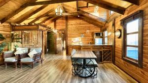 a room with a table and chairs in a cabin at شاليهات ديلان in Riyadh