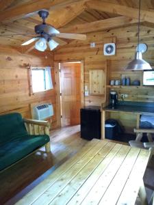 Posezení v ubytování Lake Wappapello State Park Cabins