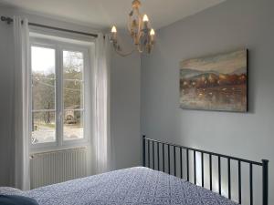 Ένα ή περισσότερα κρεβάτια σε δωμάτιο στο Gite Coccinelle in the medieval town of Confolens