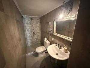 Amelia Seaview Apartments & Studios的一间浴室