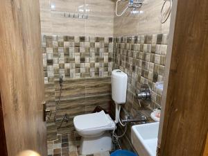 een badkamer met toilet en wastafel bij Hotel star in Rānchī