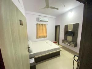 een kleine ziekenhuiskamer met een bed en een televisie bij Hotel star in Rānchī