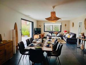 Χώρος καθιστικού στο VILLA ALAÏA neuve avec piscine, pétanque proche plage et golf