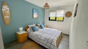 Ένα ή περισσότερα κρεβάτια σε δωμάτιο στο VILLA ALAÏA neuve avec piscine, pétanque proche plage et golf +36 φωτογραφίες