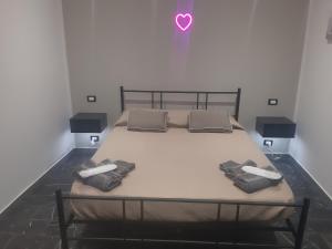 パレルモにあるSuite Nobileの枕2つが備わるドミトリールームのベッド1台分です。