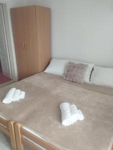 ティヴァトにあるApartmani Nađaのベッド1台(スリッパ2枚付)