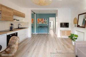 un salon avec une cuisine et une salle à manger dans l'établissement Logement St Malo Centre - Emplacement idéal 20 min à pied Intra-Muros & grande plage du Sillon, à Saint-Malo 4 autres photos
