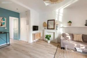 un salon avec un canapé et une cheminée dans l'établissement Logement St Malo Centre - Emplacement idéal 20 min à pied Intra-Muros & grande plage du Sillon, à Saint-Malo