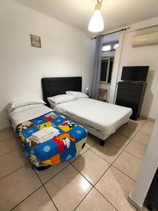 Un dormitorio con dos camas en una habitación. en Stabiae Apartment Central, en Castellammare di Stabia