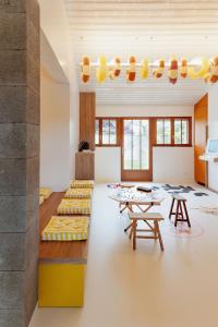 una sala de estar con una mesa y dos sillas en La Cabane du Naissain 5 stars, en Saint-Georges-dʼOléron