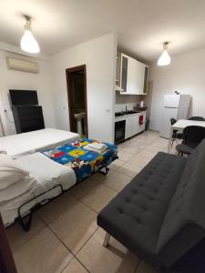 Un dormitorio con dos camas y una cocina con mesa. en Stabiae Apartment Central, en Castellammare di Stabia