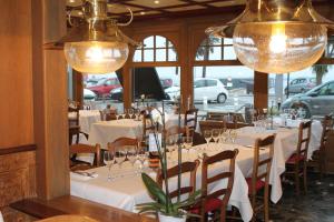 A restaurant or other place to eat at Le Cancalais