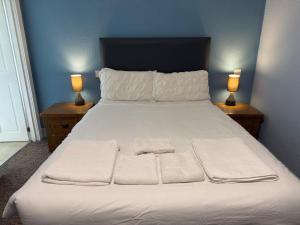 Postel nebo postele na pokoji v ubytování Douglas Arms Hotel