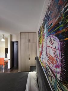 een groot schilderij aan de muur van een slaapkamer bij Bono Apartments in Budva +26 foto's