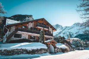 Nespecifikovaný výhled na hory nebo výhled na hory při pohledu z hotelu