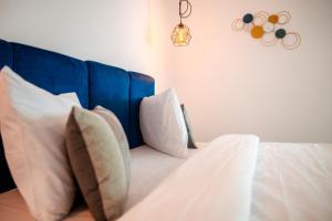 Postel nebo postele na pokoji v ubytování Hotel-Apartments Roxy&Maryo + 37 fotografií