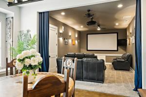 Χώρος καθιστικού στο Big Red Chicken Estate