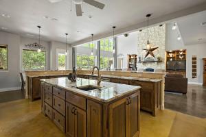 Φωτογραφία από το άλμπουμ του Big Red Chicken Estate σε Wimberley +87 φωτογραφίες