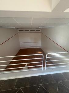 Ένα ή περισσότερα κρεβάτια σε δωμάτιο στο Secure Estate Home with 24 Hour Surveillance