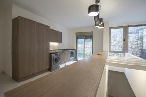 a kitchen with a washer and dryer in a room at Tabarja Heights in ‘Ayn aş Şughayrah