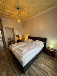 Postel nebo postele na pokoji v ubytování Cologne Apartments, direkt am Dom Zentrum großes 3 Zimmer Studio 50 qm