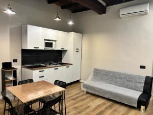 a room with a bed and a table and a kitchen at Domus Librande in Castiglione in Teverina