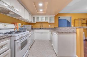 Kuchyň nebo kuchyňský kout v ubytování Condo Near LAX & Sofi