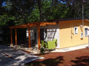 una pequeña casa amarilla con pérgola en Adriatic Houses Borse en Bašanija