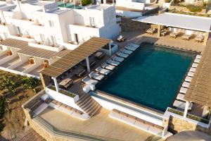 A piscina localizada em Porto Mykonos ou nos arredores