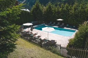 Bazén v ubytování Chalet Hôtel Les Airelles nebo v jeho okolí